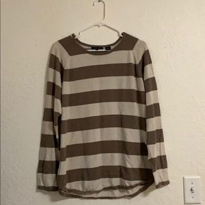 Stripe pattern light sweater.